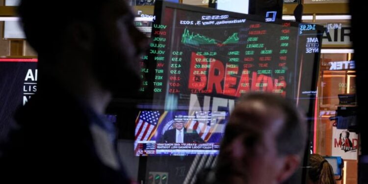 Jornada financiera: el dólar aumentó a $1.450 y las acciones argentinas se hundieron hasta 8% en Wall Street