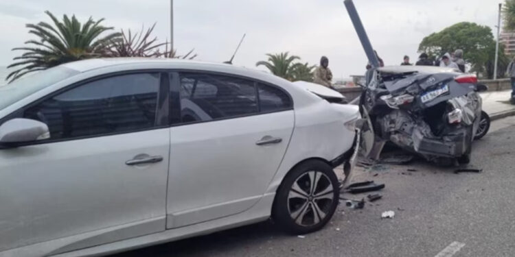 Mar del Plata: un conductor alcoholizado chocó dos autos estacionados y los dejó destrozados