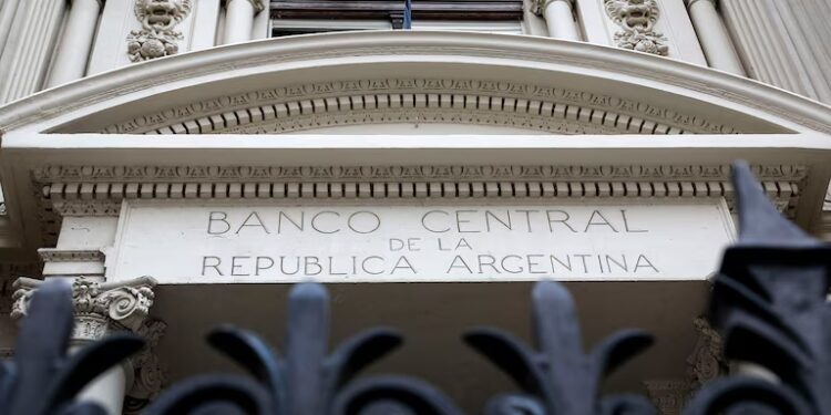 El Banco Central volvió a bajar los encajes a los bancos y busca impulsar el crédito para reactivar la economía