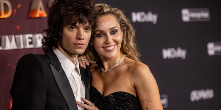 Miley Cyrus volvió a apostar al amor: apareció en el estreno de Avatar con un anillo de compromiso