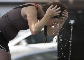 Un mujer se refresca en medio de la ola de calor que afecta al AMBA. /Télam.