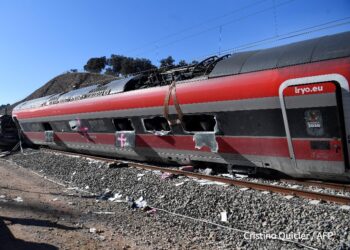 El choque de trenes en España habría sido por una rotura en la unión de las vías
