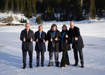 Sin bilateral con Trump, Milei regresa del Foro de Davos