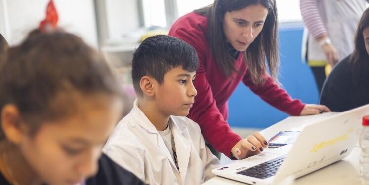 Alertan que la IA “debilita la autonomía intelectual” en las aulas