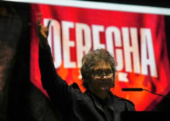 Milei cerró la gira costera a puro show, con amenazas a «los zurdos» y críticas a Rocca