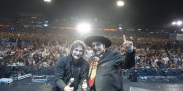 Dedicada a Córdoba, Milei cantó «Amor Salvaje» con el Chaqueño Palavecino