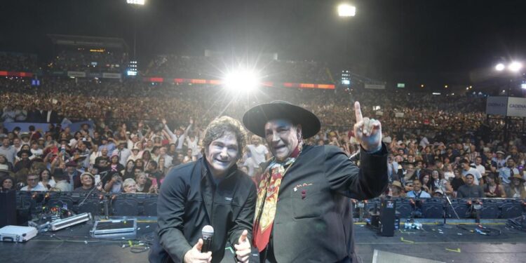 Dedicada a Córdoba, Milei cantó «Amor Salvaje» con el Chaqueño Palavecino