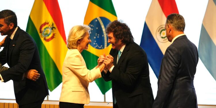 Milei saluda a la presidenta de la Comisión Europea. /Presidencia.