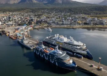 Puerto de Ushuaia: una intervención a medianoche, un sindicalista ferroviario en una isla sin trenes y un avión de los EEUU