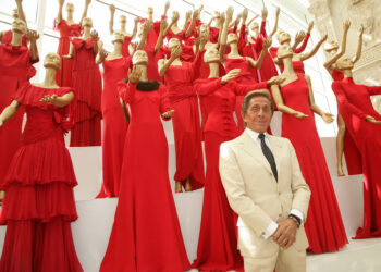 Valentino y sus diseños en el rojo que lleva su nombre, para MVC Magazine.