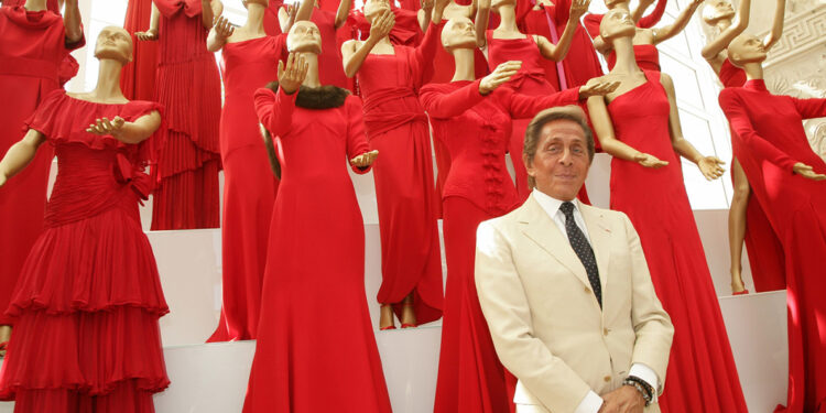 Valentino y sus diseños en el rojo que lleva su nombre, para MVC Magazine.