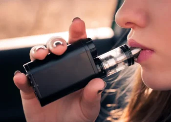 Los adolescentes cambian el tabaco por el vapeador y crece la compulsión por las apuestas online