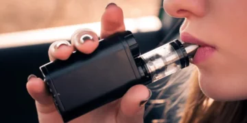 Los adolescentes cambian el tabaco por el vapeador y crece la compulsión por las apuestas online