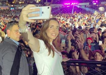 Villarruel fue al festival de la Chaya y como la TV Pública no la mostraba «robó cámara» metiéndose entre la gente