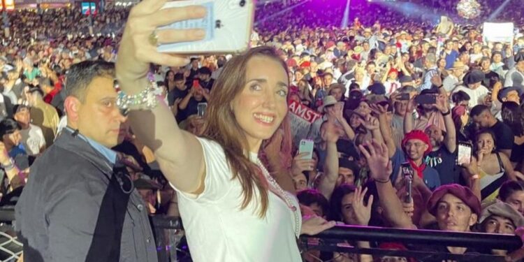 Villarruel fue al festival de la Chaya y como la TV Pública no la mostraba «robó cámara» metiéndose entre la gente