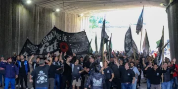 A una semana del cierre de FATE, el conflicto escala y los trabajadores siguen en la planta