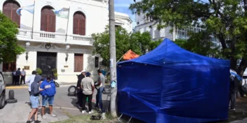 Ahora la policía de Río Negro acampa frente a la municipalidad