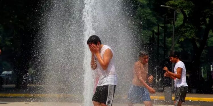 Alerta roja y amarilla por una ola de calor que afecta a ocho provincias y CABA