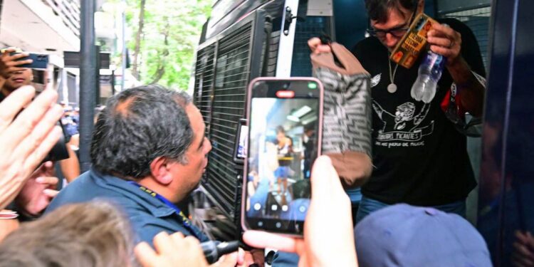 Cuatro detenidos, 35 heridos y dos personas hospitalizadas en otra represión afuera del Congreso