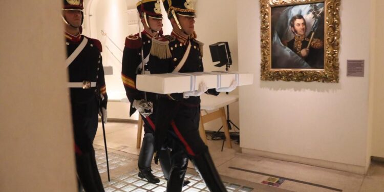 Cuál es la polémica en torno al sable corvo de San Martín