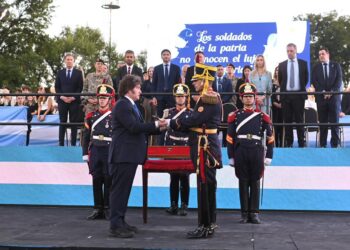 El sable corvo, de paseo: de San Telmo a Santa Fe y de vuelta a Palermo, Milei devolvió la insignia de San Martín a los Granaderos