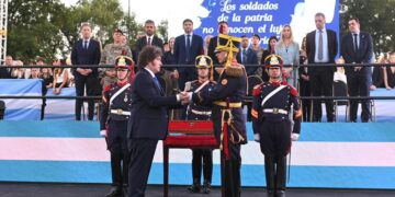 El sable corvo, de paseo: de San Telmo a Santa Fe y de vuelta a Palermo, Milei devolvió la insignia de San Martín a los Granaderos