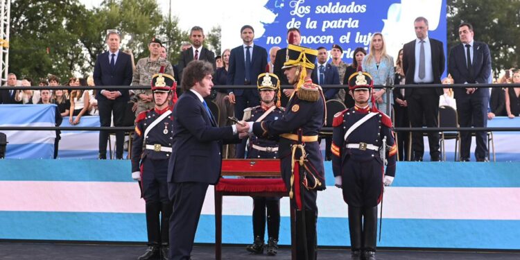El sable corvo, de paseo: de San Telmo a Santa Fe y de vuelta a Palermo, Milei devolvió la insignia de San Martín a los Granaderos
