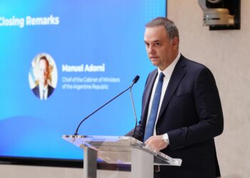 Dispuesto a resistir, Adorni enfrenta un escándalo que se ramifica: ahora la oposición quiere interpelarlo en Diputados