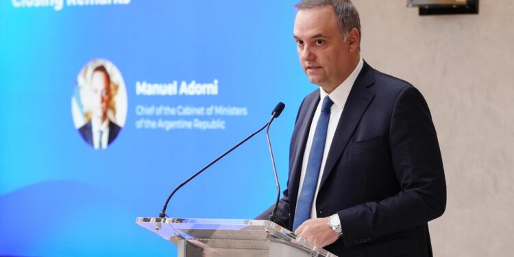 Dispuesto a resistir, Adorni enfrenta un escándalo que se ramifica: ahora la oposición quiere interpelarlo en Diputados