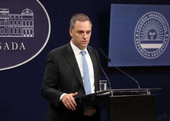 Sin superar su incomodidad, Adorni intentó defenderse pero no aportó datos