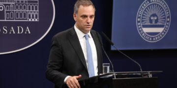 Sin superar su incomodidad, Adorni intentó defenderse pero no aportó datos