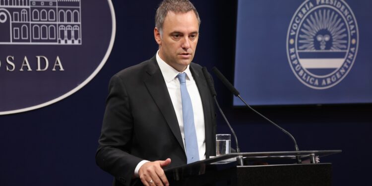 Sin superar su incomodidad, Adorni intentó defenderse pero no aportó datos