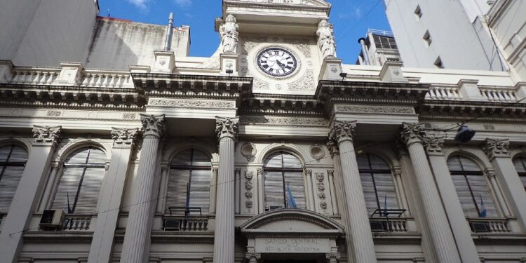 Milei aseguró que por la guerra esta vez sí cumplirá con la meta de reservas