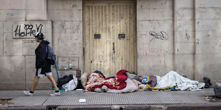 Según el Indec, la pobreza cayó casi 10 puntos interanuales y afecta sólo al 28,2%