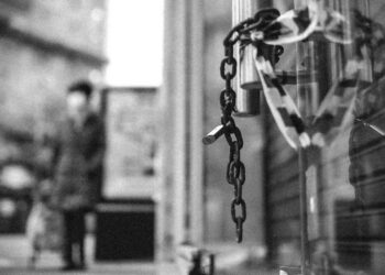 Milei invita a las empresas a «apostar por el país» mientras cierran 900 por mes