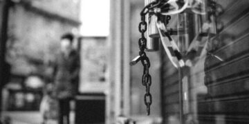 Milei invita a las empresas a «apostar por el país» mientras cierran 900 por mes