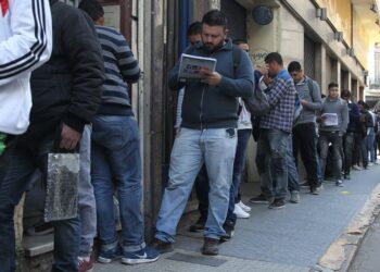 Desempleo “blue”: el indicador que muestra una crisis laboral más profunda