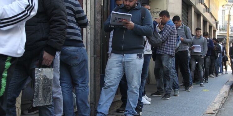 Desempleo “blue”: el indicador que muestra una crisis laboral más profunda