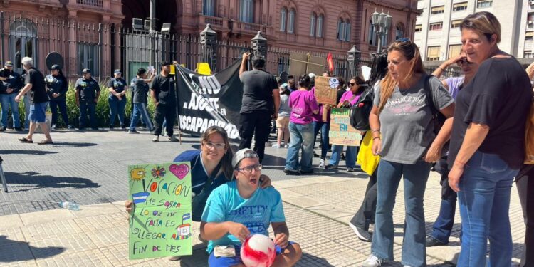 Paran los prestadores de discapacidad y reclaman que el Estado les pague