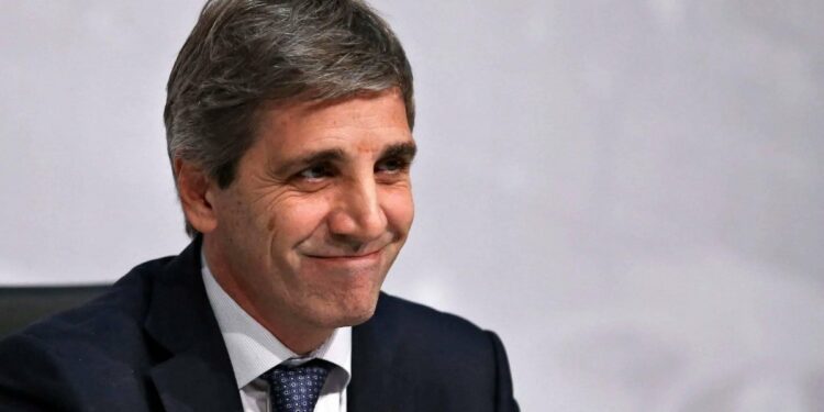 Caputo vs. las “percepciones”: récord de PBI y exportaciones, pero sube el desempleo