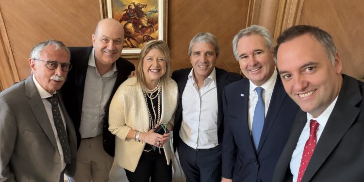 Adorni se mostrará con Milei y con ministros para salir del escándalo