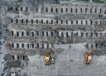 Irán: masivo funeral a niñas asesinadas en ataque atribuido a EEUU