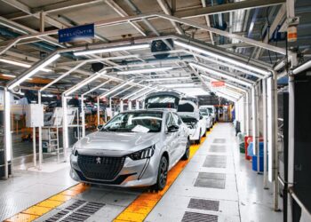 Empresa automotriz recorta producción y lanza retiros voluntarios por la caída de exportaciones