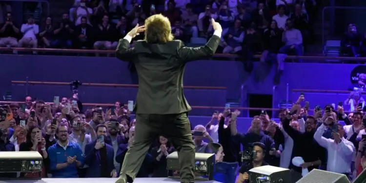 Con un mimito para Trump, insultos a Sánchez y la cantinela de «zurdos roñosos», Milei cerró un foro ultra en Madrid