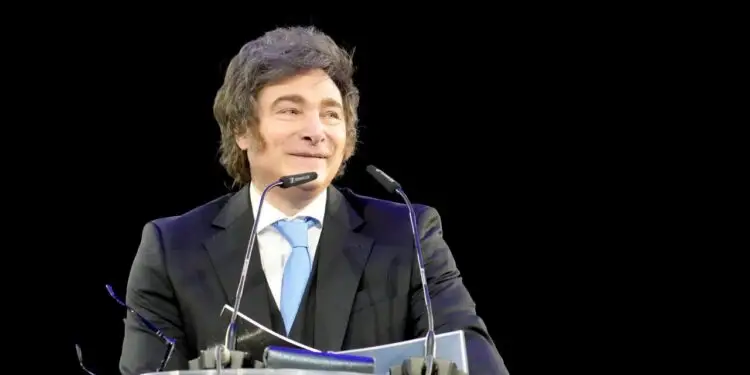 Con un mimito para Trump, insultos a Sánchez y la cantinela de «zurdos roñosos», Milei cerró un foro ultra en Madrid