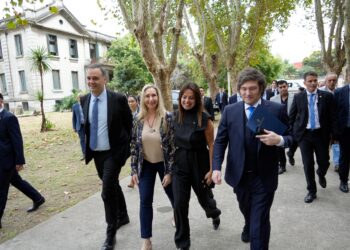 Los hermanos Milei se mostraron con Adorni y lo respaldaron en medio del avance judicial