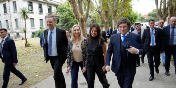 Los hermanos Milei se mostraron con Adorni y lo respaldaron en medio del avance judicial