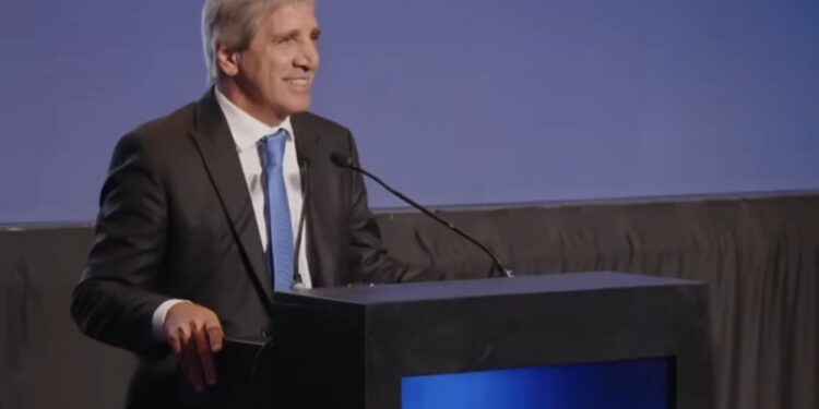 Caputo: «Están perdiendo plata, tienen los dólares en sus casas»