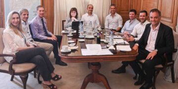 La mesa chica finge normalidad en medio de la Adorni Week, y la interna entre Karina y Santiago