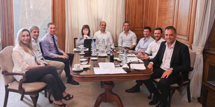 Con Milei hiperactivo, la mesa chica del gobierno vuelve a reunirse y apunta al Congreso